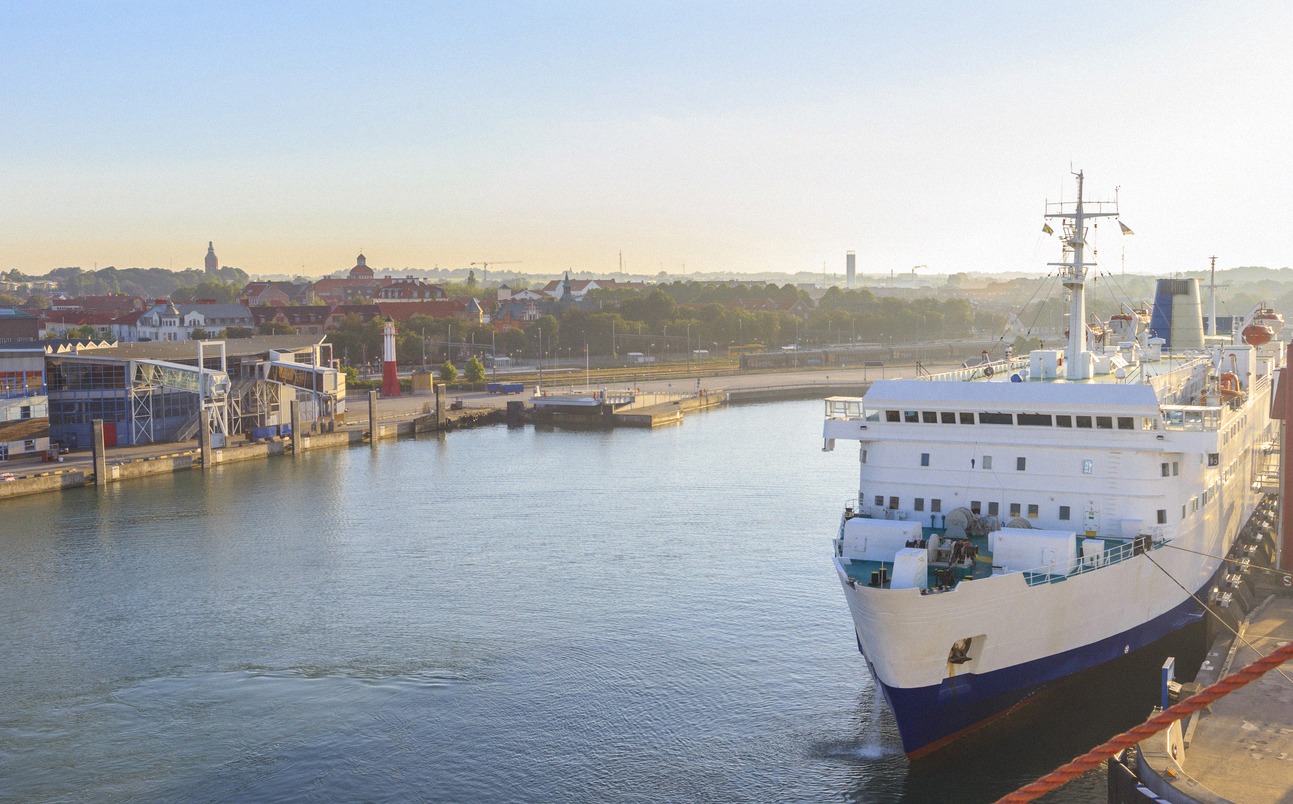Fähre im Hafen von Ystad bei Sonnenaufgang